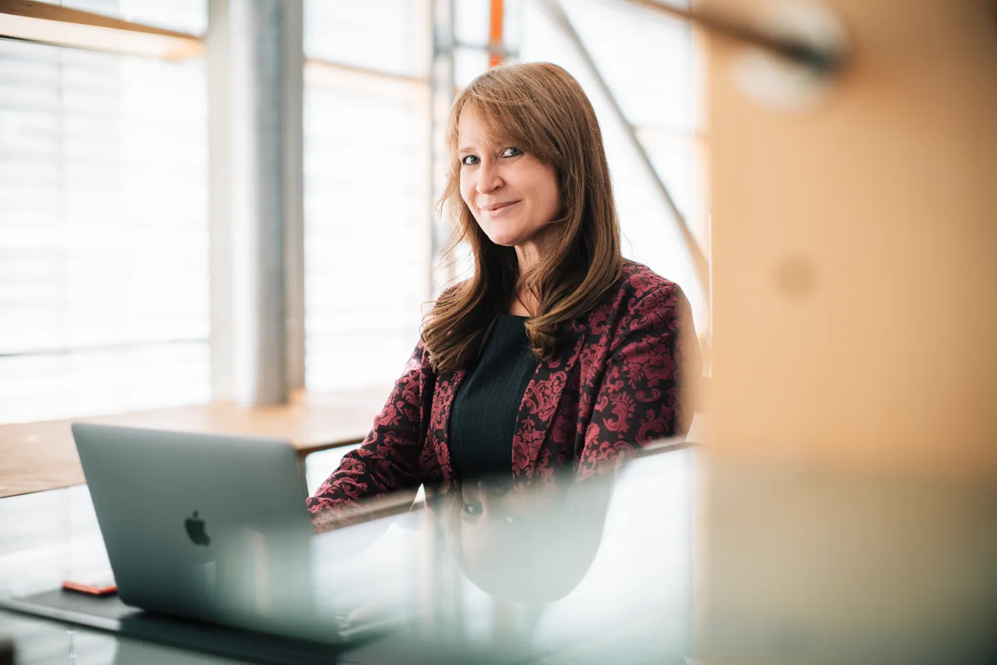 Mitglied Anja arbeitet mit Laptop am Schreibtisch
